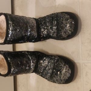 UGG Classic Short Black & Silver Sequin Boots sz 5